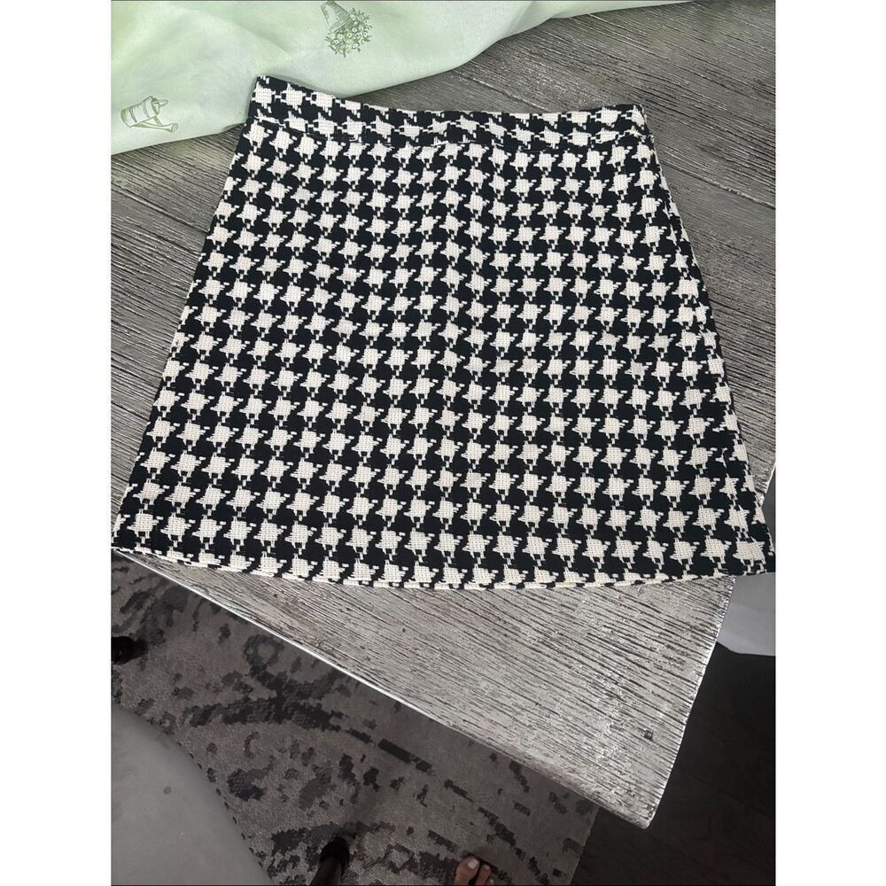 Moda International Classic Black & White Houndstooth Mini Skirt size 6